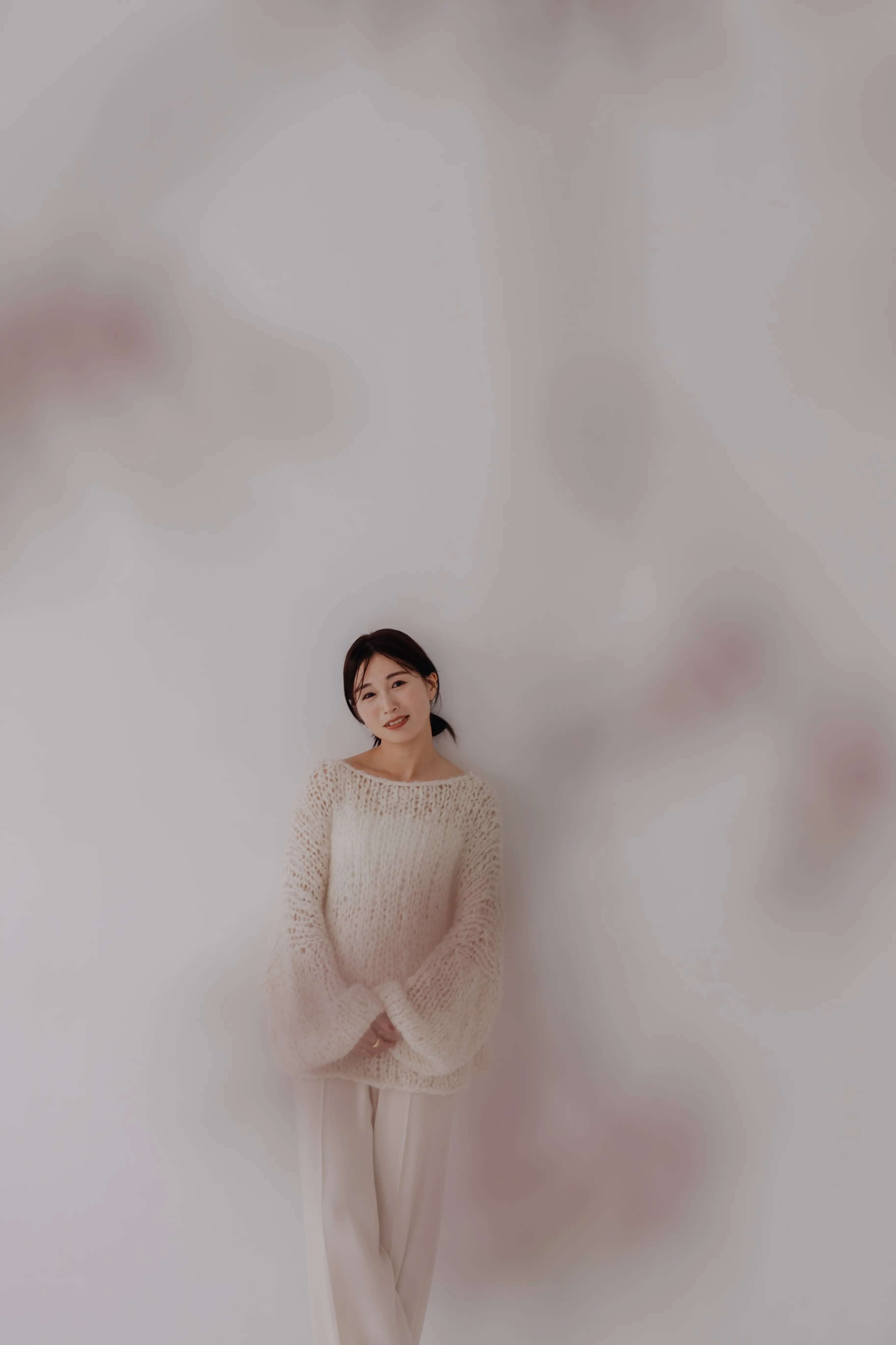 頭に花飾りをつけて笑顔の女性のプロフィール写真